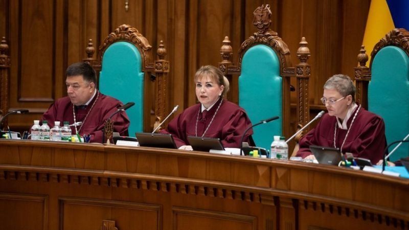 Більшість українців не довіряють КС і хочуть його розігнати