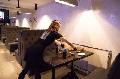 Перукарні не забороняють, а ресторани — цапи-відбувайли: у Чернівцях підприємці проти рейдів поліції