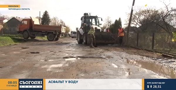 Біля Михальчі робітники підрядника Дякона кладуть асфальт прямо в калюжі (відео)