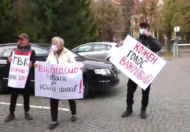 Жителі Чорнівки вимагають, аби кандидатам зарахували їхні голоси з бюлетенів, які визнали недійсними  