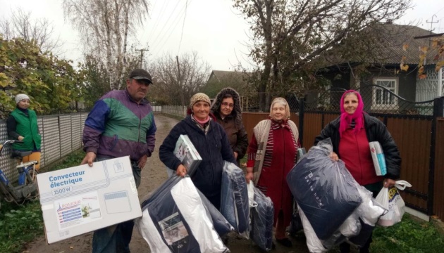 Електрообігрівачі, м'ясні продуктові набори, постільна білизна, п'ять камазів порізаних дров: українці США передали допомогу мешканцям Чернівецької області постраждалим від повені