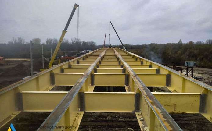 Будівництво моста у Маршинцях: на прогонах встановлюють основні балки
