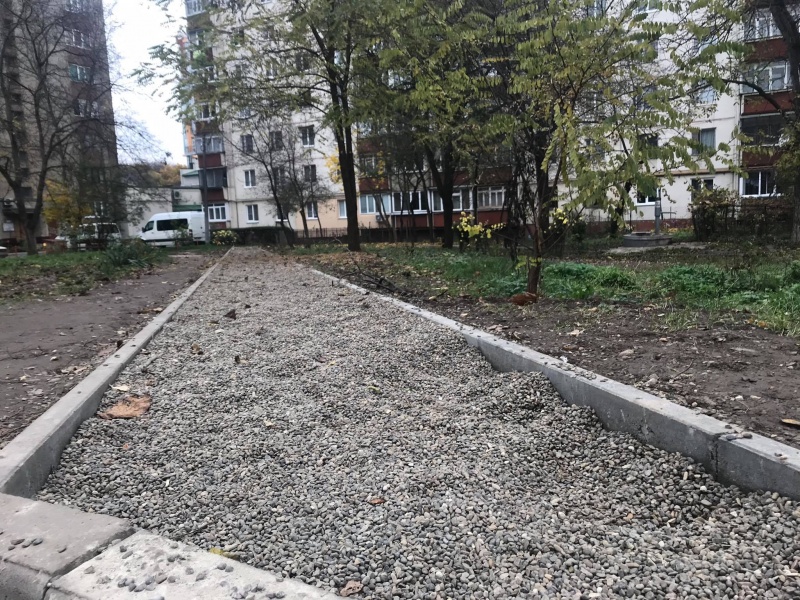 У Чернівцях кандидат після програшу на виборах відібрав у жителів бруківку, якою він збирався стелити доріжку