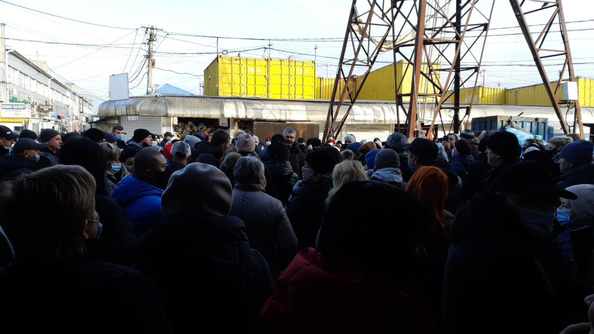 У Чернівцях підприємці 'Калинки' перекрили дорогу через 'карантин вихідного дня' (фото, відео) 