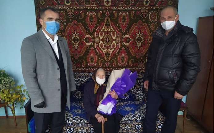 Буковинка Марія Леонтіївна Ватаман відзначила 100-річний ювілей у захисній масці