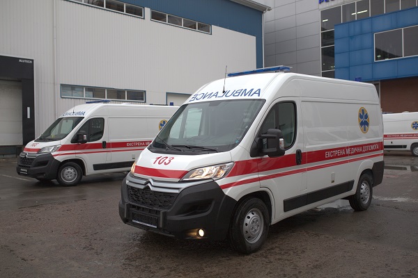 Чернівецькі медики отримали перших вісім 'швидких' для пацієнтів з COVID-19, які держава закупила вперше за п'ять останніх років 