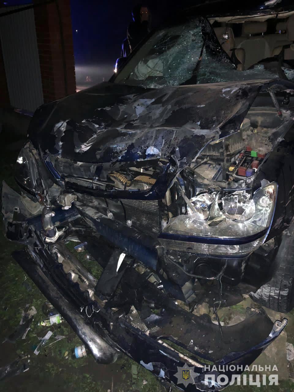 Водій мопеду загинув, а його 13-річна пасажирка в реанімації: на центральній вулиці Рідківців «Lexus» збив мопед «Forte» і врізався в огорожу будинку 