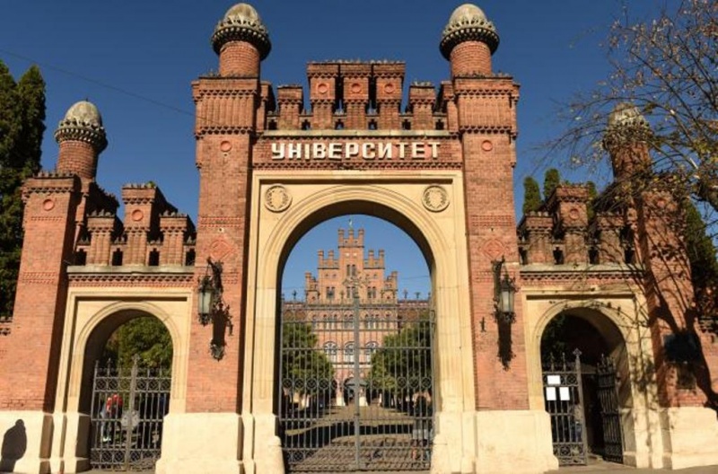 У Чернівцях на вулиці Університетській пропонують створити пішохідну зону, щоб не було жертв у разі повторного тарану воріт 