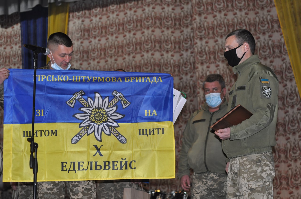 На Буковині гірські штурмовики привітали десантників