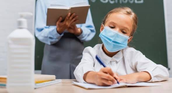 На Буковині на коронавірус хворіє 73 учнів, 143 педагогів та 45 працівників технічного персоналу, 497 школярів перебувають на самоізоляції 