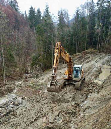 Дорогу у Білий Потік відновлюють, у Розтоках підпірну стінку вже відновили 