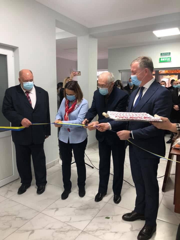 Ніяк не може нарізатися: колишній голова Чернівецької ОДА урочисто перерізав стрічку нової амбулаторії 