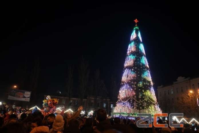 У Сафтенко не збираються відмовлятися від головної ялинки і наслідувати боягузтво Києва чи Вінниці 