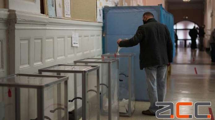 Закон не забороняє підвезення автобусами людей похилого віку до виборчих дільниць: експерт КВУ про другий тур виборів міського голови 
