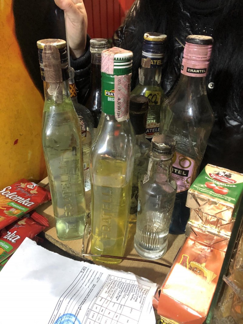 Після відвідування закладу влаштовують бійки, скаржаться на погане самопочуття, потрапляють до лікарень: в Чернівцях зняли з реалізації алкогольну продукцію невідомого походження