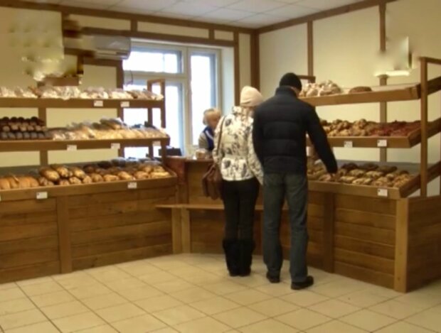 Чернівчанин купив буханець хліба з дивною 'начинкою', таке краще не їсти - 'Як у кіндер-сюрпризі!'