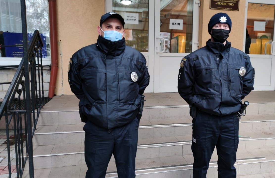 У Чернівцях 226 поліцейських охороняють громадський порядок на 112 виборчих дільницях