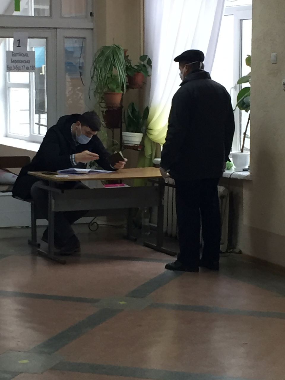 Видача бюлетенів одним членом ДВК та сейф поза межами дільниці:  процедурні порушення на виборах у Чернівцях