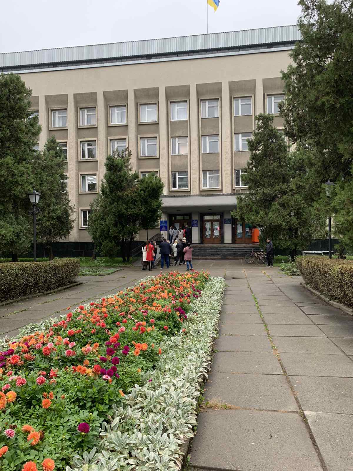 У селах, які доєднались до Чернівців, явка ще менша: спостерігачі Комітету виборців фіксують пасивність виборців у другому турі 