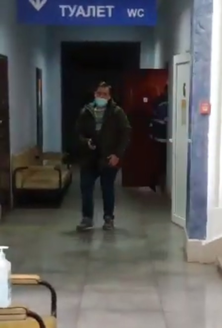 Проходять у вбиральню та за кавою: ОПОРА продовжує фіксувати сторонніх осіб на виборчих дільницях у Чернівцях