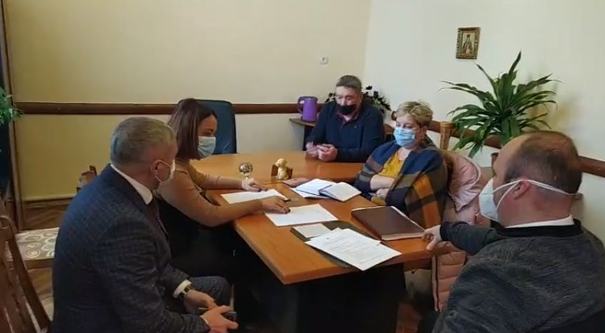 'Зараз це все перетворюється на цирк': головному лікареві Вижницької ЦРЛ, на порозі якої помер чоловік, що не дочекався допомоги, запропонували звільнитися за власним бажанням