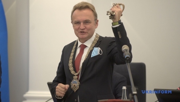 Поки у Чернівцях чубляться, Садовий вже склав присягу мера Львова