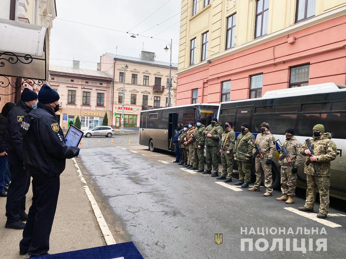 Цілодобово несли службу на блок-постах Луганської області, патрулювали територію: буковинські поліцейські повернулися із зони проведення ООС