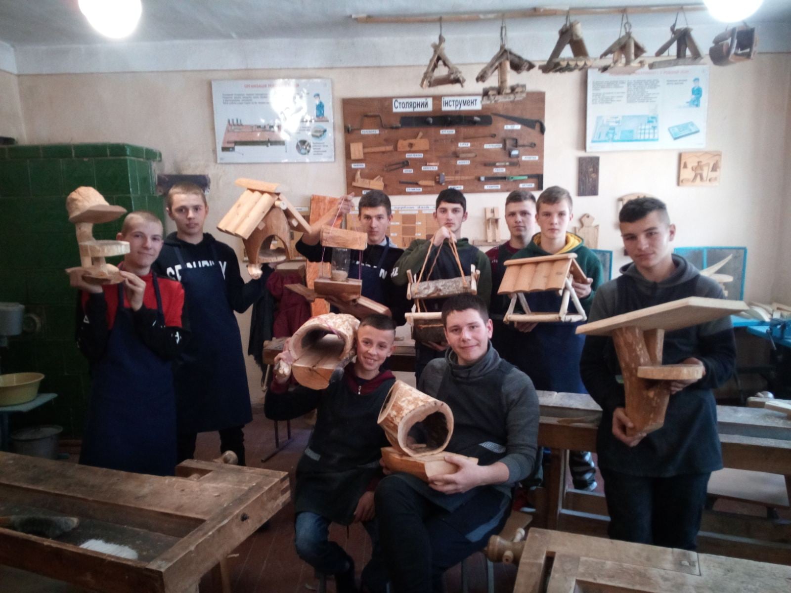 Одні у формі дупла, інші - «триногі вулики» та будиночки з терасами: більше тисячі пташиних годівничок розвішають у скверах, парках та лісових масивах Буковини