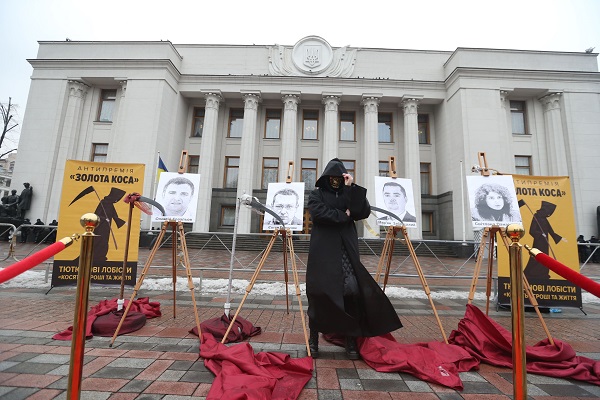 Нардепи і урядовці отримали антипремію «Золота коса»-2020 за тютюновий лобізм