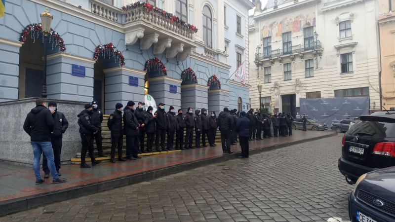 У Чернівцях поліція оточила приміщення міськради - фото