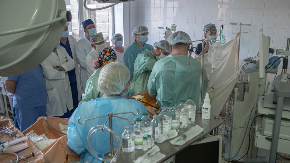 На деякий час зупинили серце: у Чернівцях вперше провели операцію без розтину грудної клітини