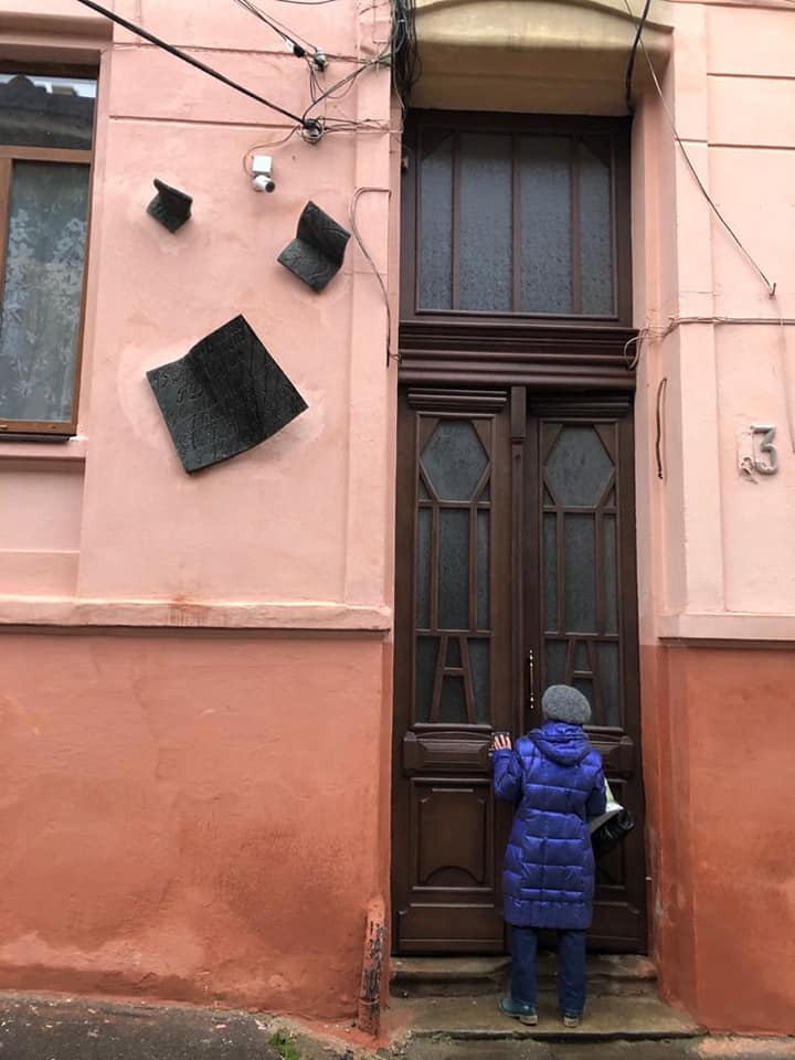 У Чернівцях відрестраврували аварійну браму будинку, в якому жив Целан 