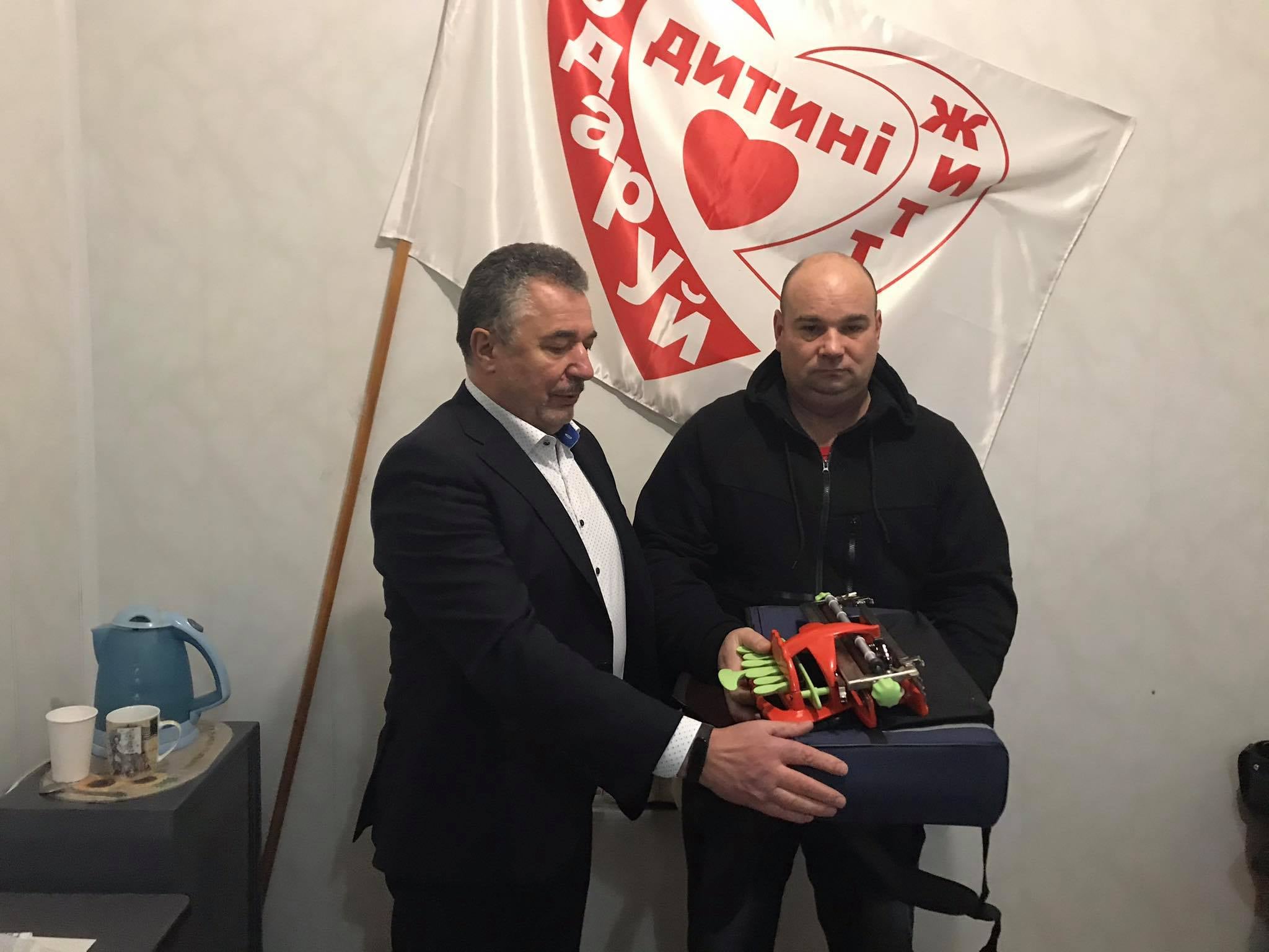 Франц Федорович вручив друкарську машинку шрифтом Брайля батькові незрячої буковинки, щоб вона могла вчитися у школі 