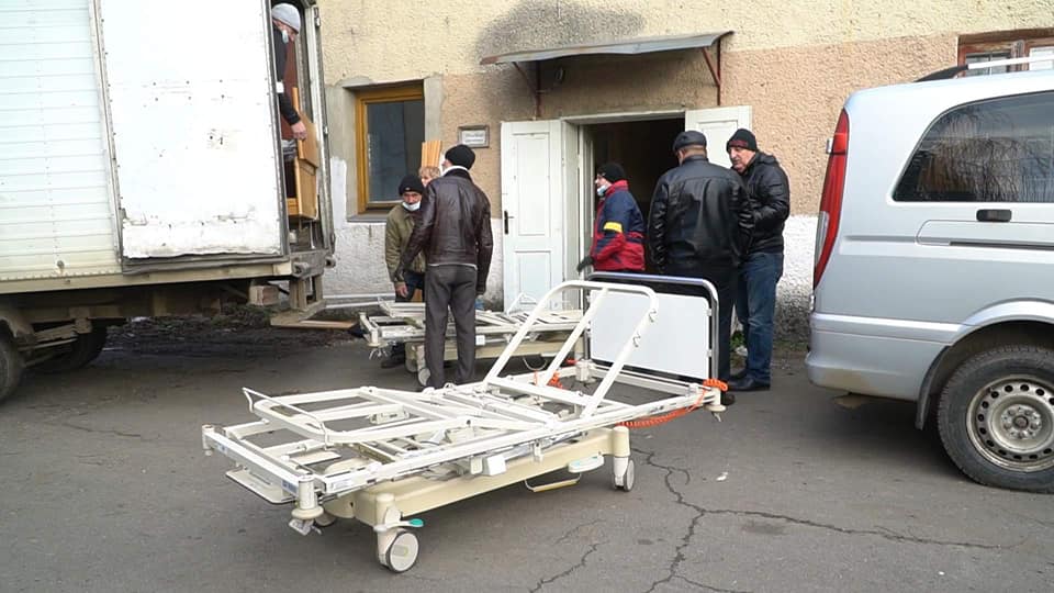 Глибоцька ЦРЛ отримала в дар понад 20 багатофункціональних ліжок та матраців від благодійників