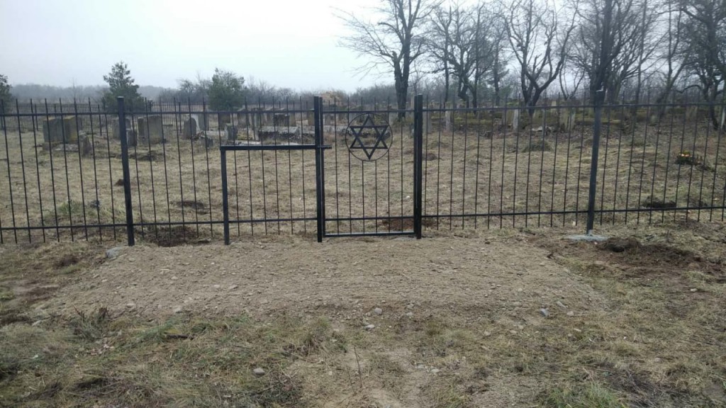 Встановлено огородження навколо двох єврейських кладовищ у Чернівецькій області
