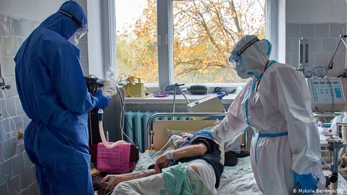 Лікарка з Чернівців про умови, в яких лікують хворих на 'ковід', - дивіться у репортажі DW від 30.12.2020 