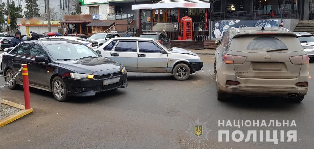 На Небесної Сотні у Чернівцях зіткнулися три автомобілі: постраждав один із водіїв