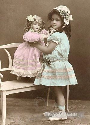 Чернівчанка купила на базарі усього за 50 гривень стару порцелянову ляльку, яка виявилася рідкісною німецькою колекційною іграшкою 