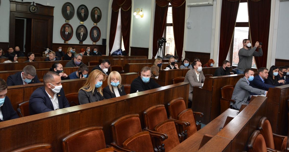 У Чернівцях працює обрізана рада: десятьох депутатів не можуть зареєструвати понад місяць