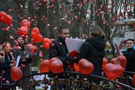 Біля 'Містка закоханих' у Чернівцях чекатимуть на закохану пару, яка всупереч карантину, прийде і освідчиться у почуттях