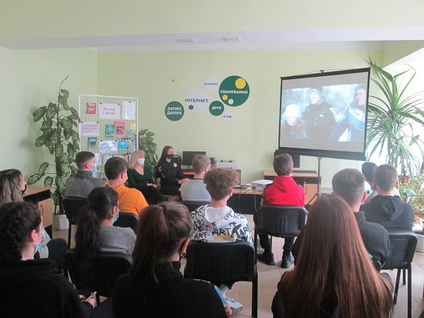 «Діти за гратами»: старшокласники чернівецького ліцею № 3 медичного профілю обговорили злочинність ровесників