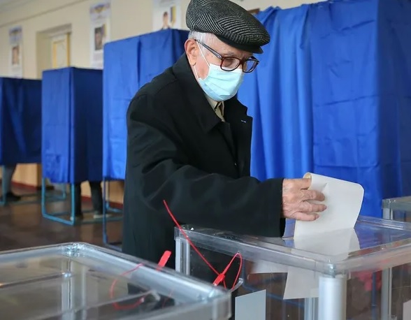 Більш ніж половина місцевих молодих депутатів в Україні – родичі політиків. У Чернівцях теж є бабуся й онук. Інфографіка