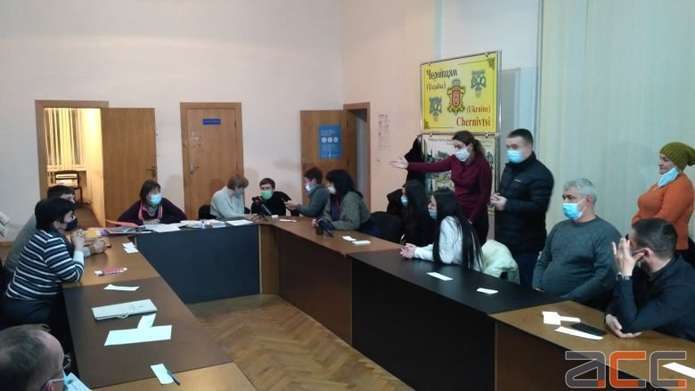 У Чернівцях ТВК на закритому засіданні вирішила вважати обраними та зареєструвати депутатами наступних по списку після Михайлішина і Продана  кандидатів партій «Команда Михайлішина» та «Рідне місто»