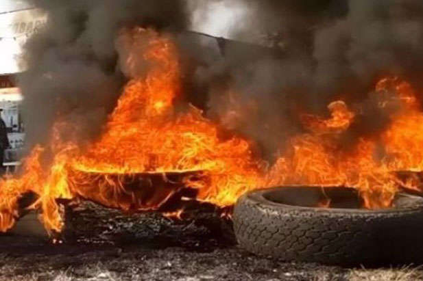 Чернівчанин підпалив шину, матюкався і розмахував червоним прапором компартії України під 'будинком з левами'