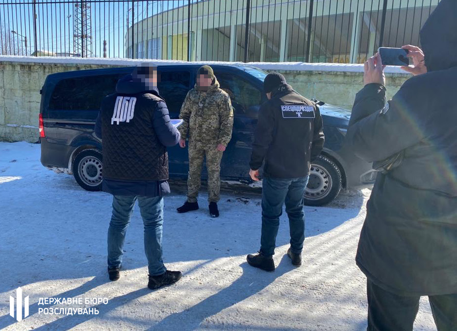 Переміщення спортивного харчування та анаболічних препаратів поза митним контролем – ДБР викрило двох прикордонників Буковини