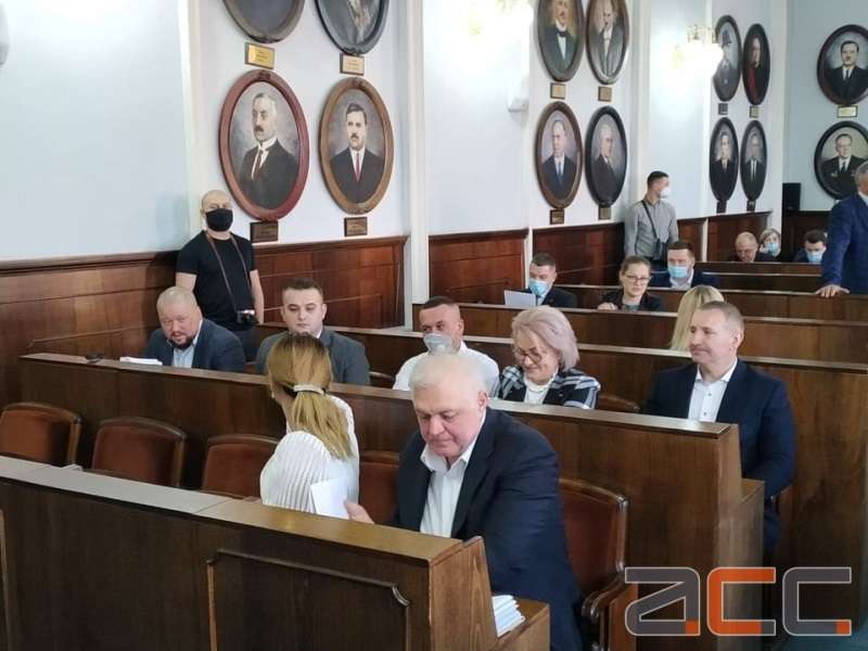 'Завдяки плідній співпраці 'ОПЗЖ', 'Європейської солідарності' та 'Єдиної альтернативи' ми так довго сюди йшли': у «Рідному місті» назвали винних у затягуванні з реєстрацією нових депутатів Чернівецької міськради