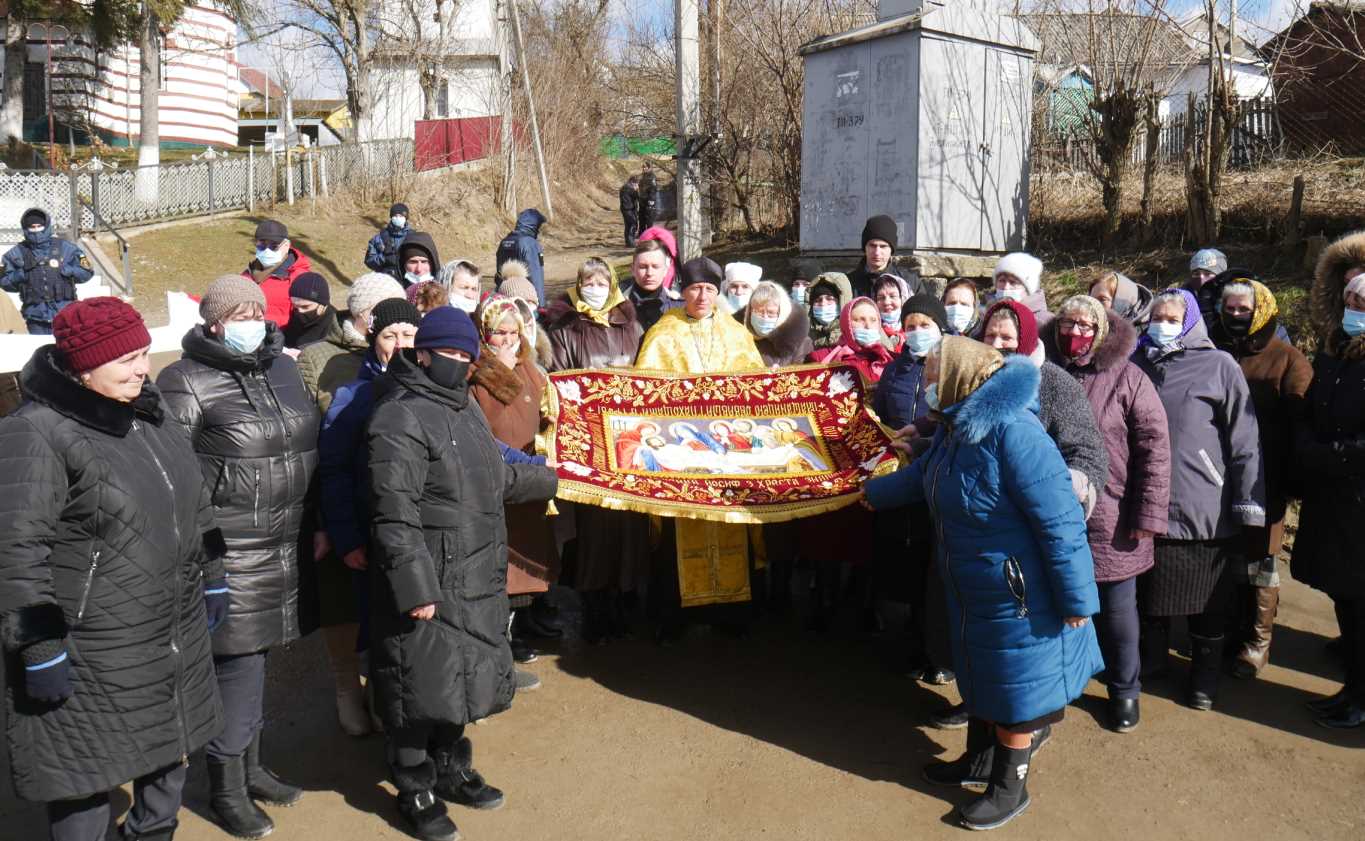 У Чернівецькій області в с. Задубрівка віряни ПЦУ досі моляться на вулиці