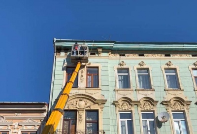 На вулиці Богдана Хмельницького з історичної будівлі обвалився архітектурний декор – фото, відео