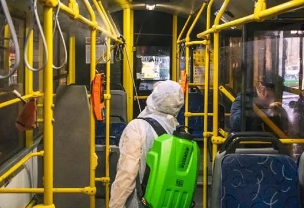 Уряд заборонив роботу громадського транспорту в червоній зоні, але Ковалюк про це нічого не знає 