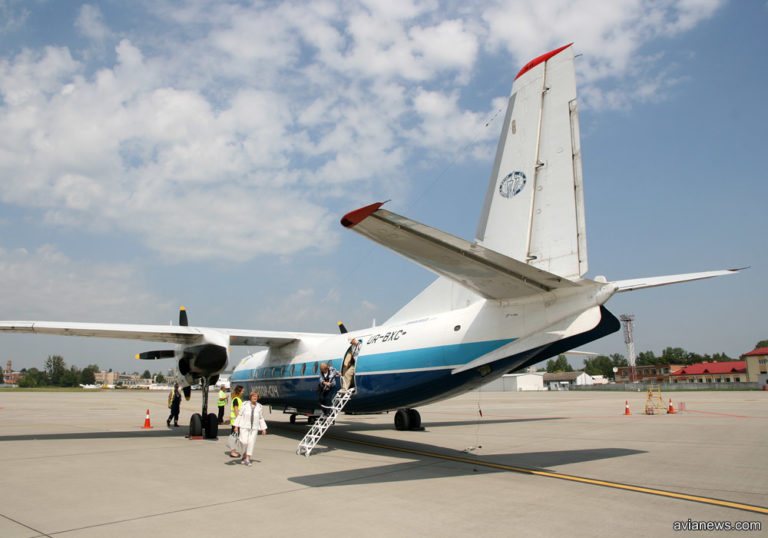 З Києва до Чернівців і назад запустять 50-літні Ан-24
